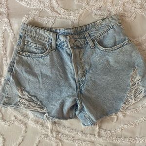 Denim low waisted 90s boyfriend shorts!